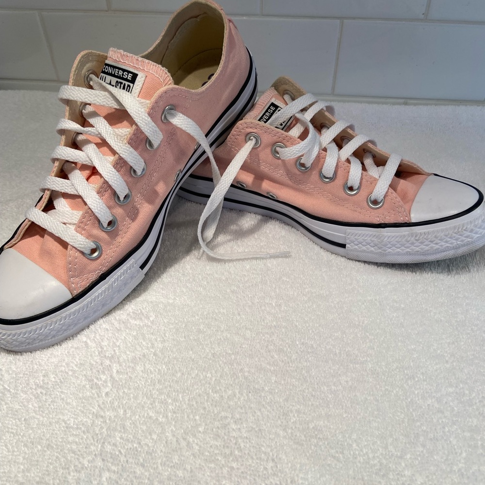 Converse All Stars pale pink women’s size 8.5 in great condition